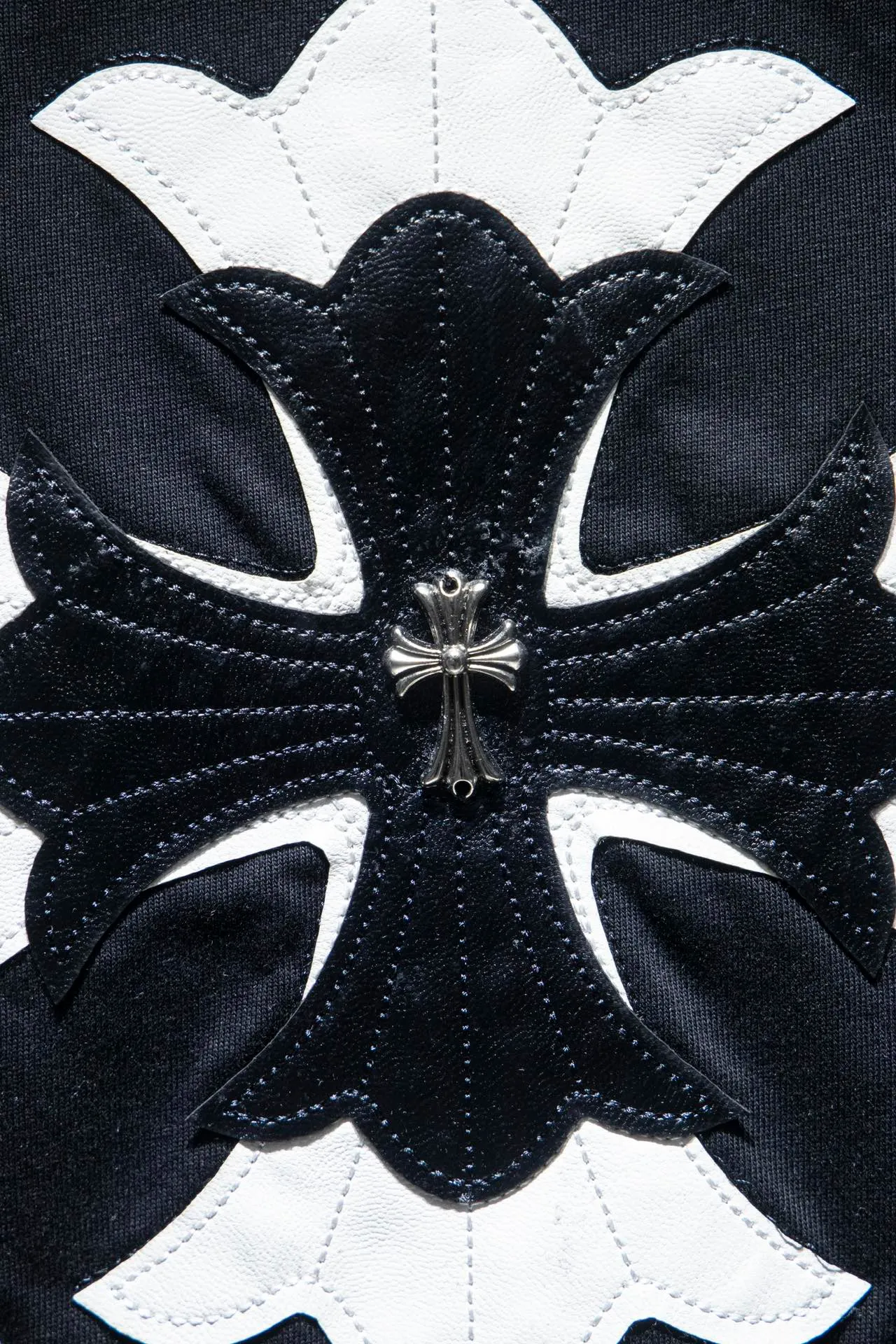 P178 🆕Chrome Hearts os version is really charming and Chrome Hearts is really a must-have. Each season's new version is made to the extreme. It is very practical and can be worn casually. Nice✔️ - ⚠️100% cotton. It is made of 32-count double yarn, 260-gram weight fabric and imported knitted carded cotton. It has moderate thickness, drape and contour, and the upper body is comfortable! ! It is very tolerant to fat body types and can instantly lose five pounds after wearing it!  Front panel #Back panel Simple elements# Artistic arrangement of English letters. Imported Tajima high-density heavy-duty embroidery technology. The fonts are three-dimensional and full. The letters are embroidered by imported machines after adjusting according to the original details. The thickness is moderate. The hardware is imported hardware accessories. Handmade elements are added to the body, which greatly increases the interest of the clothing; unique visual effects. After special fraying effect treatment, a unique distressed effect is formed. An irregular hem is added to the version. This year, Crow Heart is focusing on the version. In the past two years, the oversize version has become the focus of the trend. It has also been a popular staple in the past two years. The change of designers has made this brand an instant hit. The progressive fashion of the times also needs the blood impact of fresh elements and trendy designs in order to continue its glory! It’s stylish both inside and outside, a must-have for high street travel! An absolute "eye-catching style" that can match couples 💏 Color: Black White Size: S M L XL
